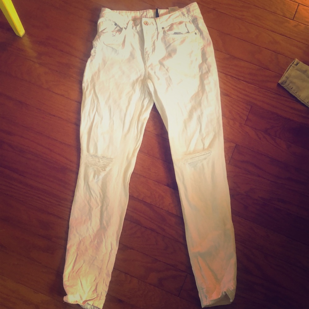 White distressed jeans